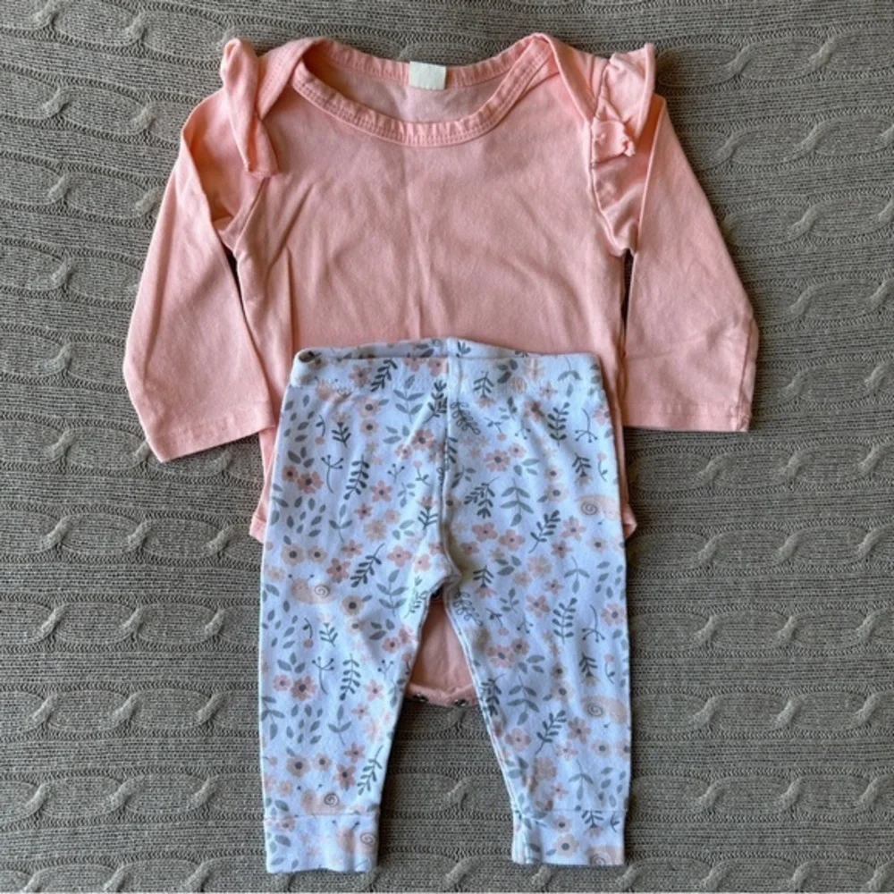EUC Carter’s Baby Girl Outfit Set, Peach Garden, 9 Months